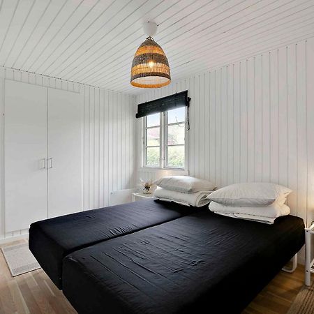 Nyistandsat Sommerhus Med Kaerlighed Og Sjael Kyndelose Exterior foto