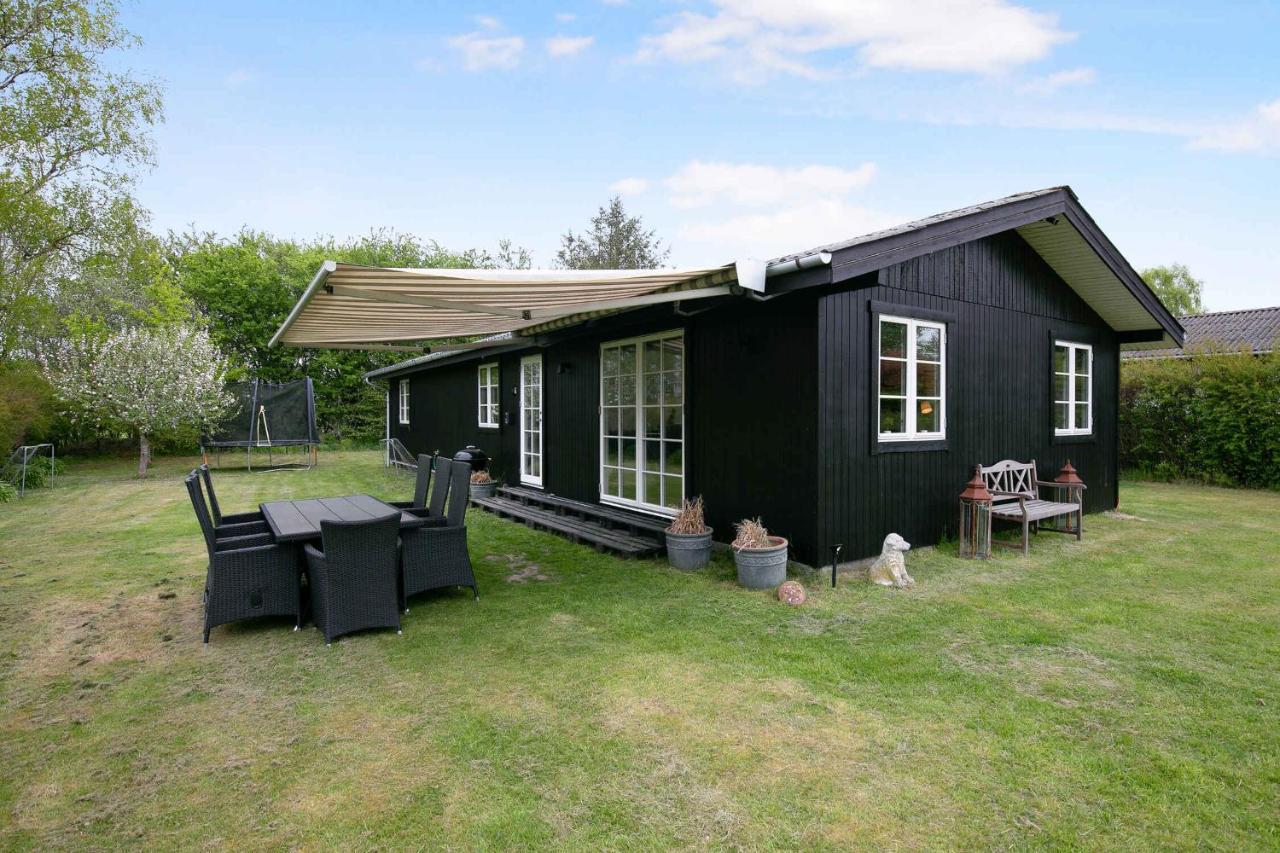 Nyistandsat Sommerhus Med Kaerlighed Og Sjael Kyndelose Exterior foto