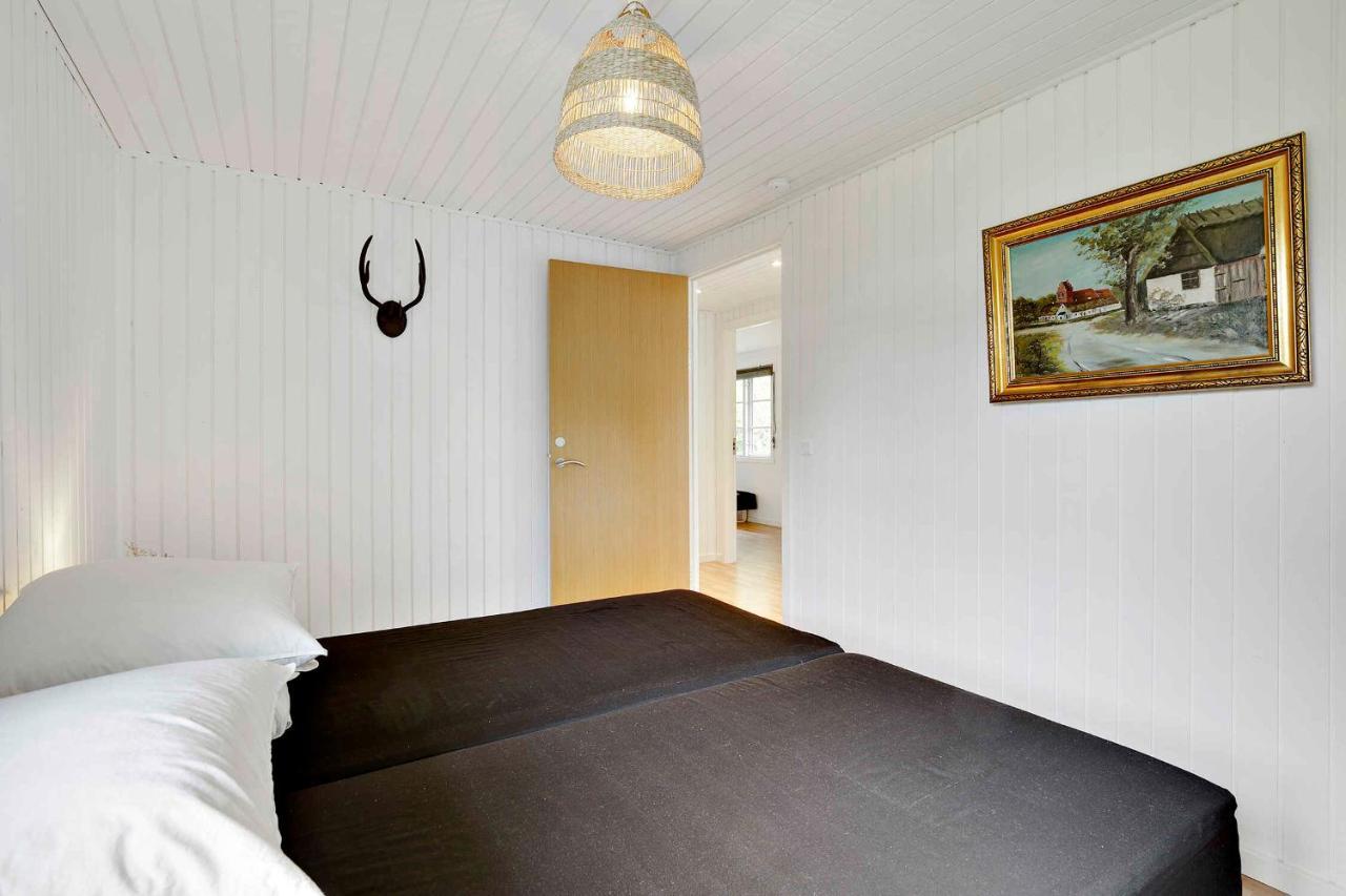 Nyistandsat Sommerhus Med Kaerlighed Og Sjael Kyndelose Exterior foto