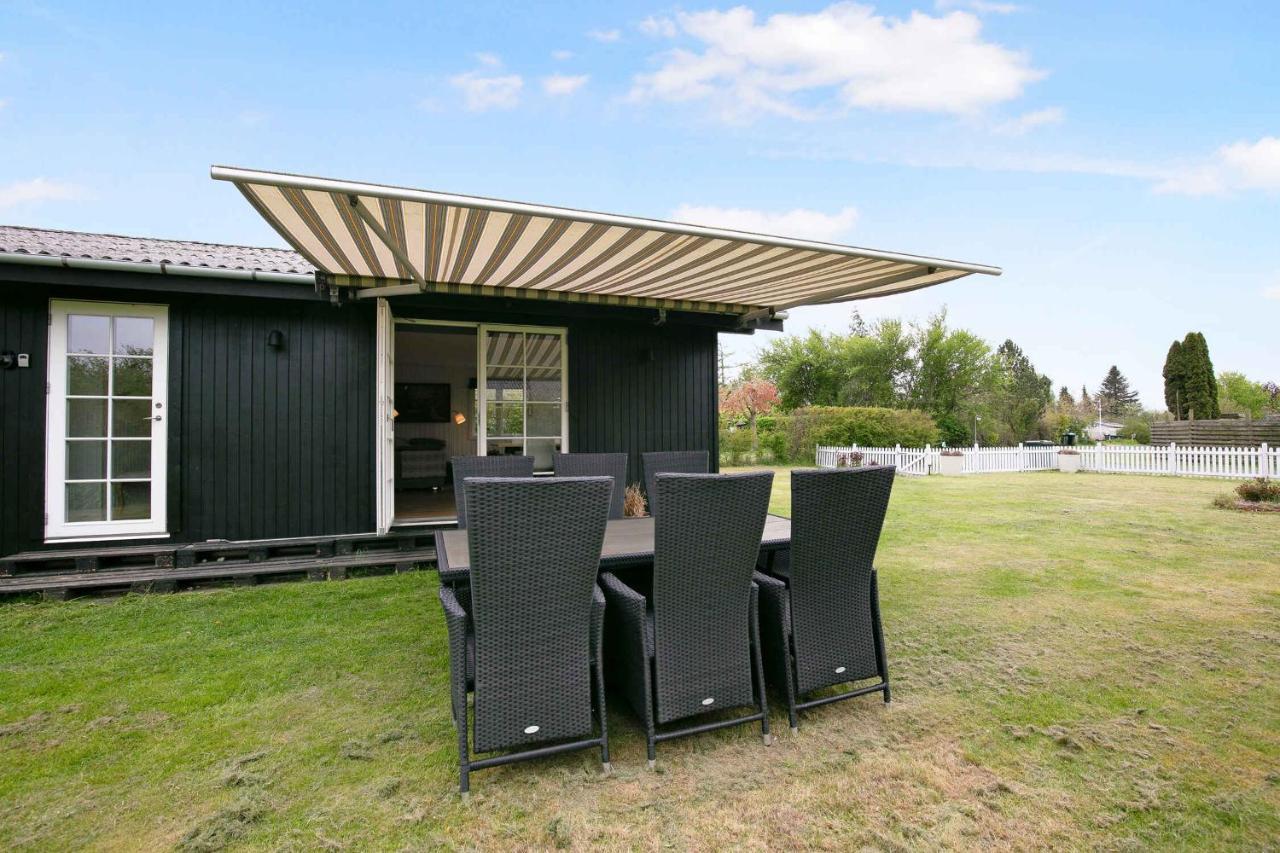 Nyistandsat Sommerhus Med Kaerlighed Og Sjael Kyndelose Exterior foto